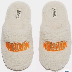 Dluxe by Dearfoams White Fuzzy Trick or Treat Halloween Slippers Women's Lounge